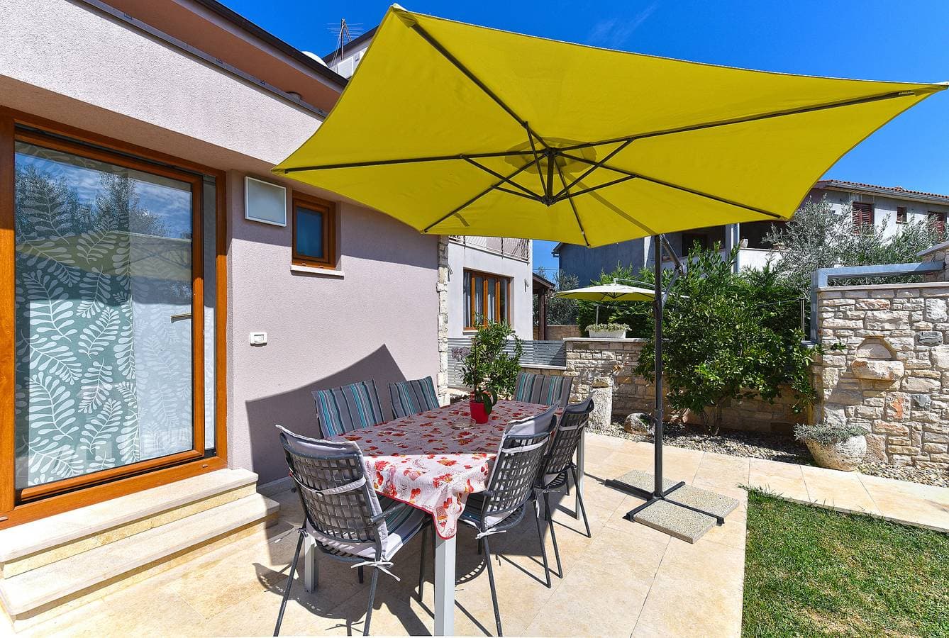Foto 3 von 52: Ferienwohnung für 6 Personen mit Terrasse