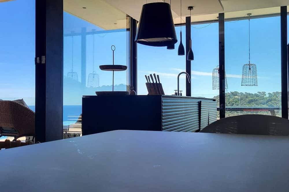 Foto 12 von 30: Neue moderne Villa - Sa Tuna-Ansicht, beheizter Spiegelpool und Klimaanlage