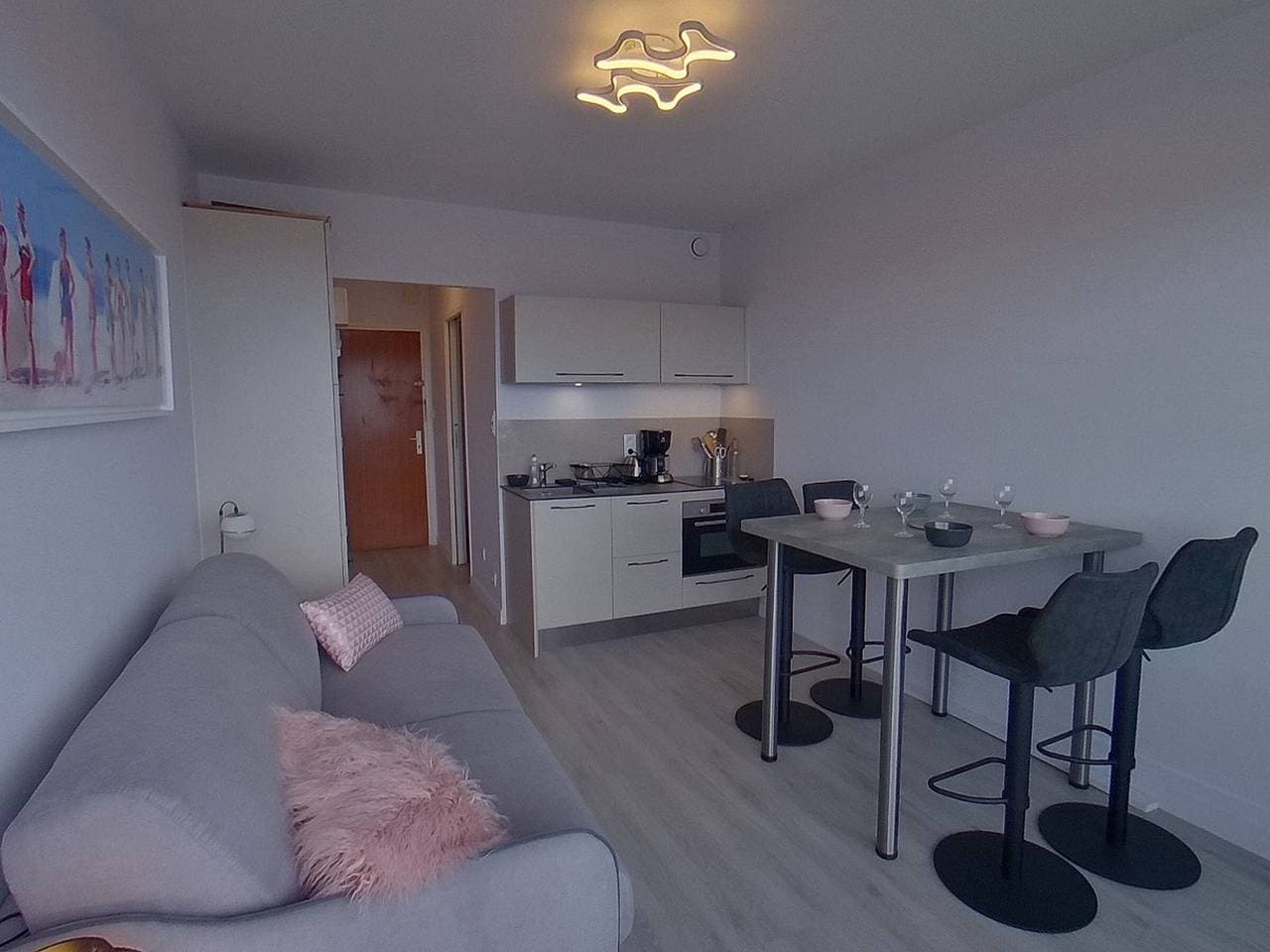 Foto 3 von 25: Renoviertes Studio mit Meerblick-Balkon, WIFI, nah am Strand und Einkaufsmöglichkeiten - 2 Pers