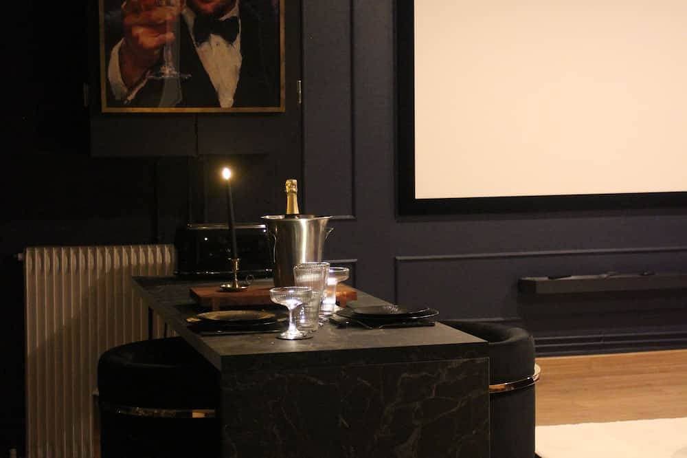Foto 11 von 13: Le Repaire du Gentleman - Spa, Private Cinema & King-Size Bed • Enclosed Garage