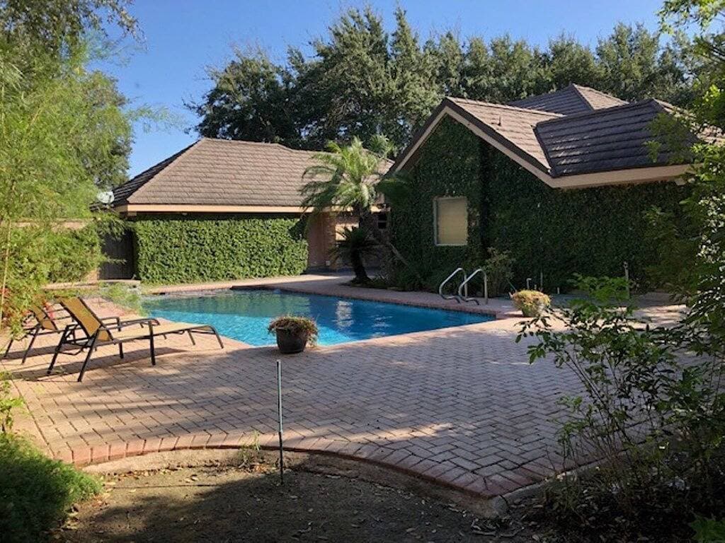 Foto 12 von 31: Privatoase in bester McAllen Lage mit gesichertem Parkplatz, Pool & beheiztem Whirlpool
