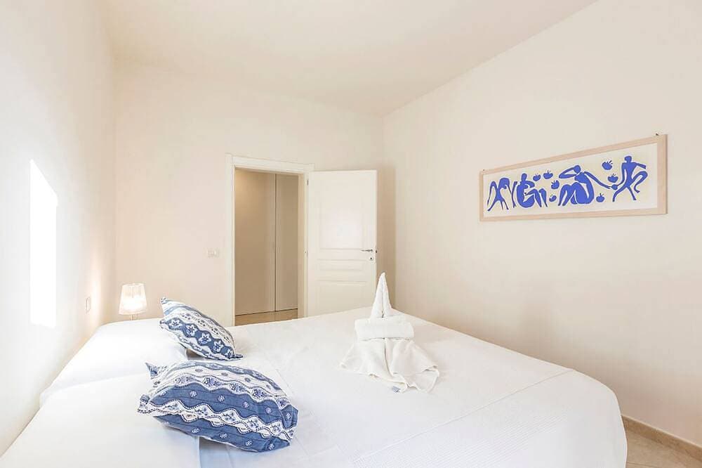Foto 3 von 30: Villa Napius - Zugang zum privaten Strand an einem Sandstrand