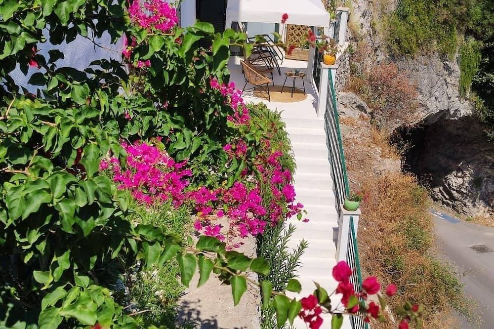Foto 11 von 18: Romantic room facing the sea, relaxation is well-being on the Amalfi Coast.