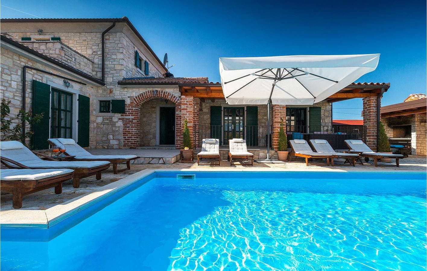 Foto 6 von 61: Stilvolle 250 m² große Ferienwohnung mit Pool, WLAN und Parkplatz in der Nähe von Kaštelir