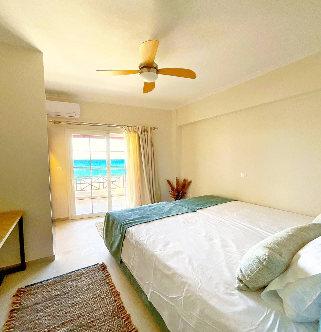 Foto 12 von 26: 2 Bett Luxussuite direkt am Strand Agios Gordios Korfu Griechenland