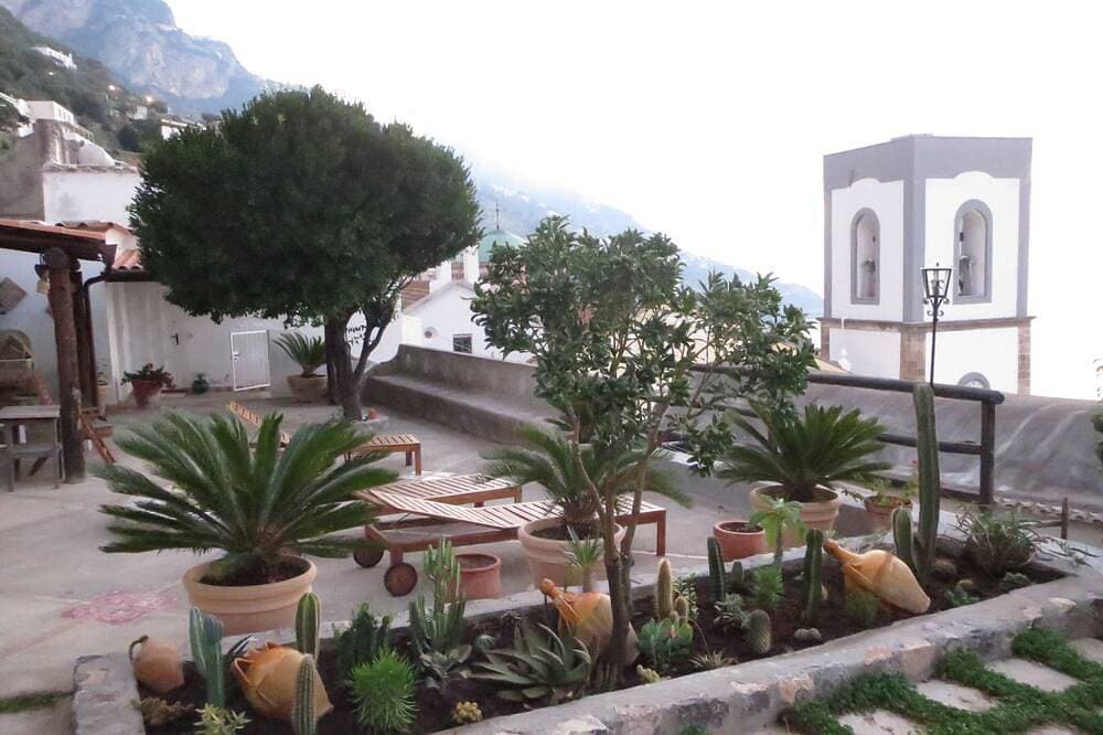 Villa an der Amalfiküste mit großem Garten und Meerblick 1