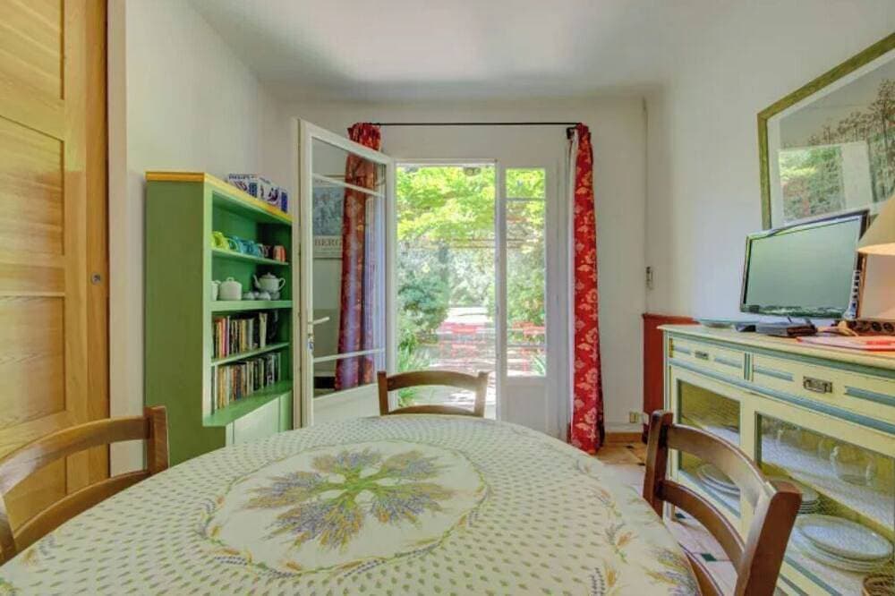 Foto 11 von 20: Charming cottage in Réattu with terrace and park view - sleeps