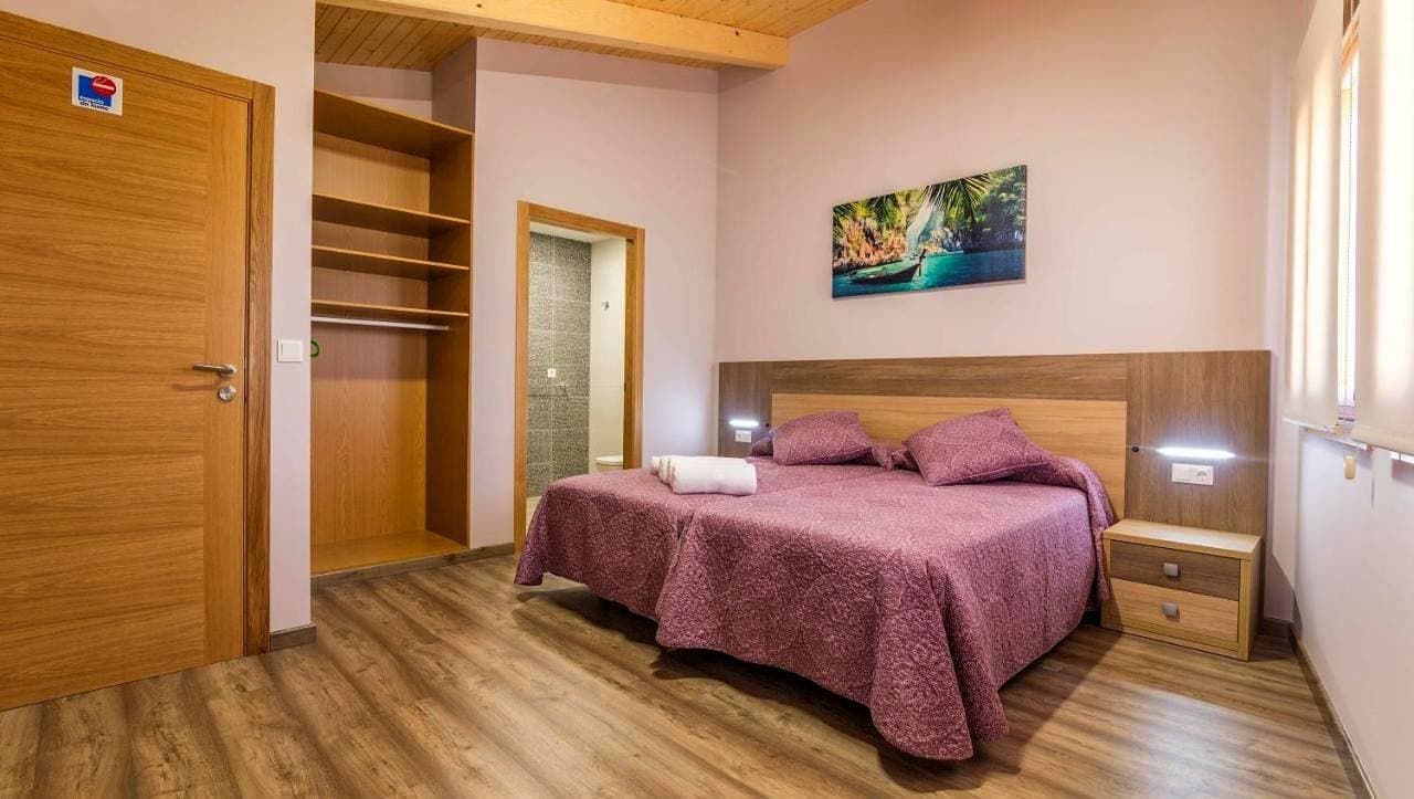 Foto 5 von 10: Twin Room with Private Bathroom