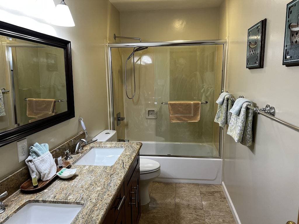 Foto 4 von 18: Bright and Spacious Apartment by Downtown Alameda, 2Br 2Ba