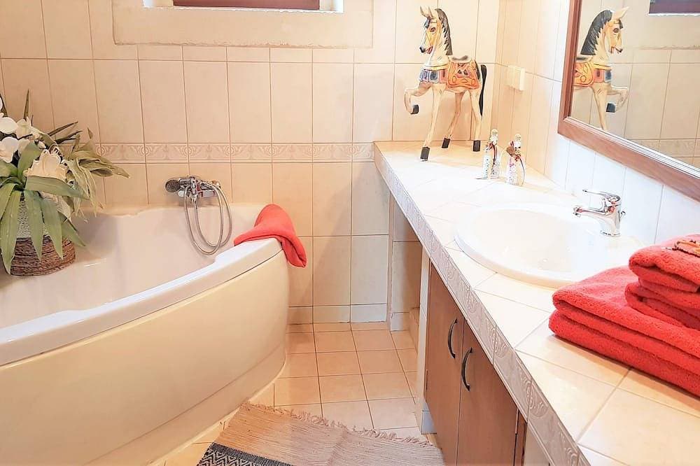 Foto 6 von 30: Villa Harmony, traumhafter Ausblick, Pool 12 m, Tischtennis, Natursteinvilla