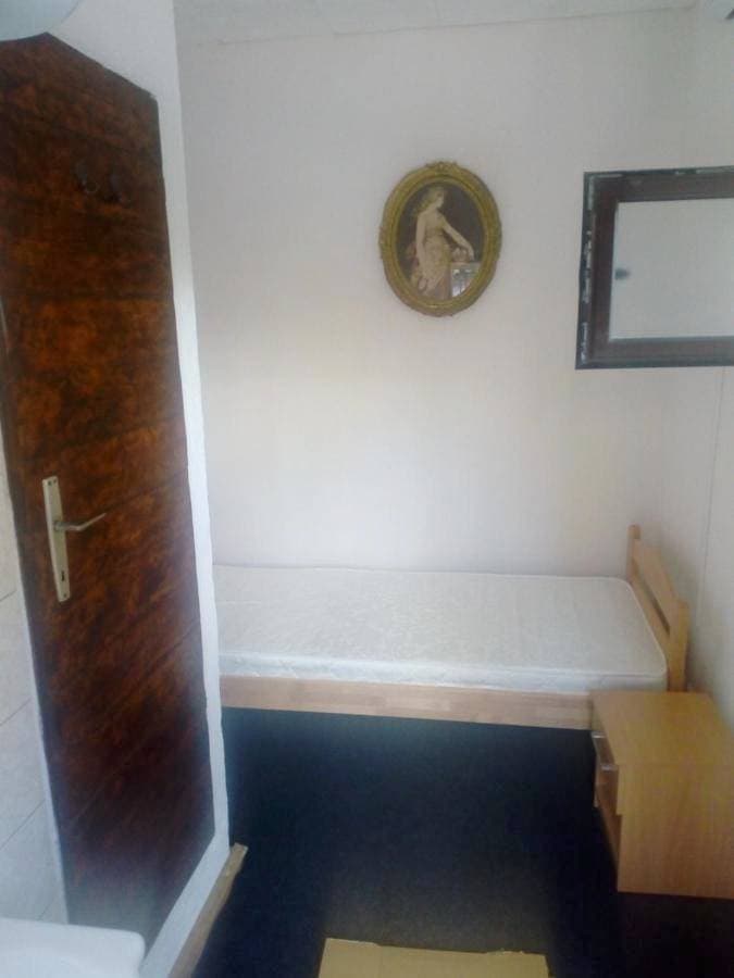 Foto 5 von 12: Twin Room with Shared Bathroom