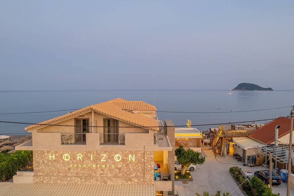 Foto 13 von 30: Horizon Apartments -  Deluxe Triple Room with Sea View