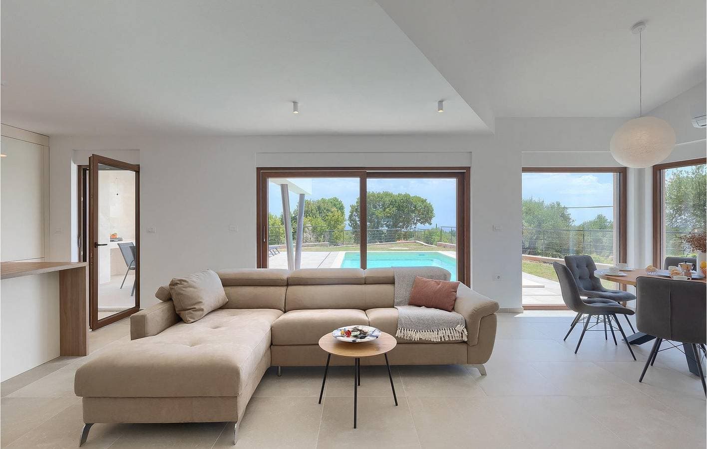 Foto 3 von 53: Modernes Apartment mit 2 Schlafzimmern und Pool in der Nähe des Strandes Duga Uvala