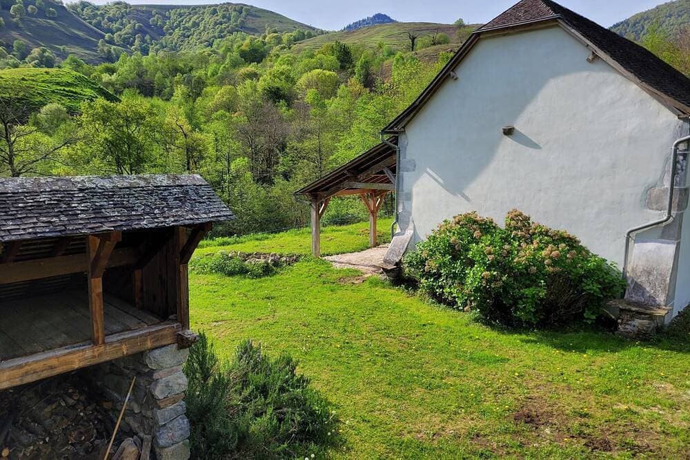 Foto 8 von 16: Charming old buildings in Pyrénées Atlantiques