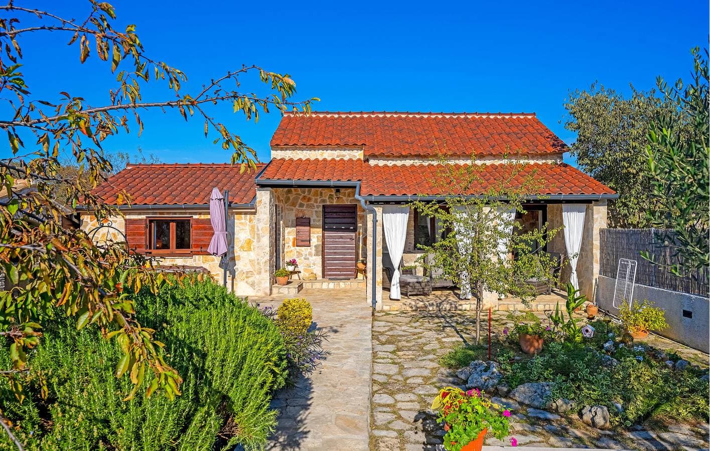 Gemütliche 1-Zimmer-Wohnung mit Pool und Terrasse in der Nähe des Flusses Krka 1