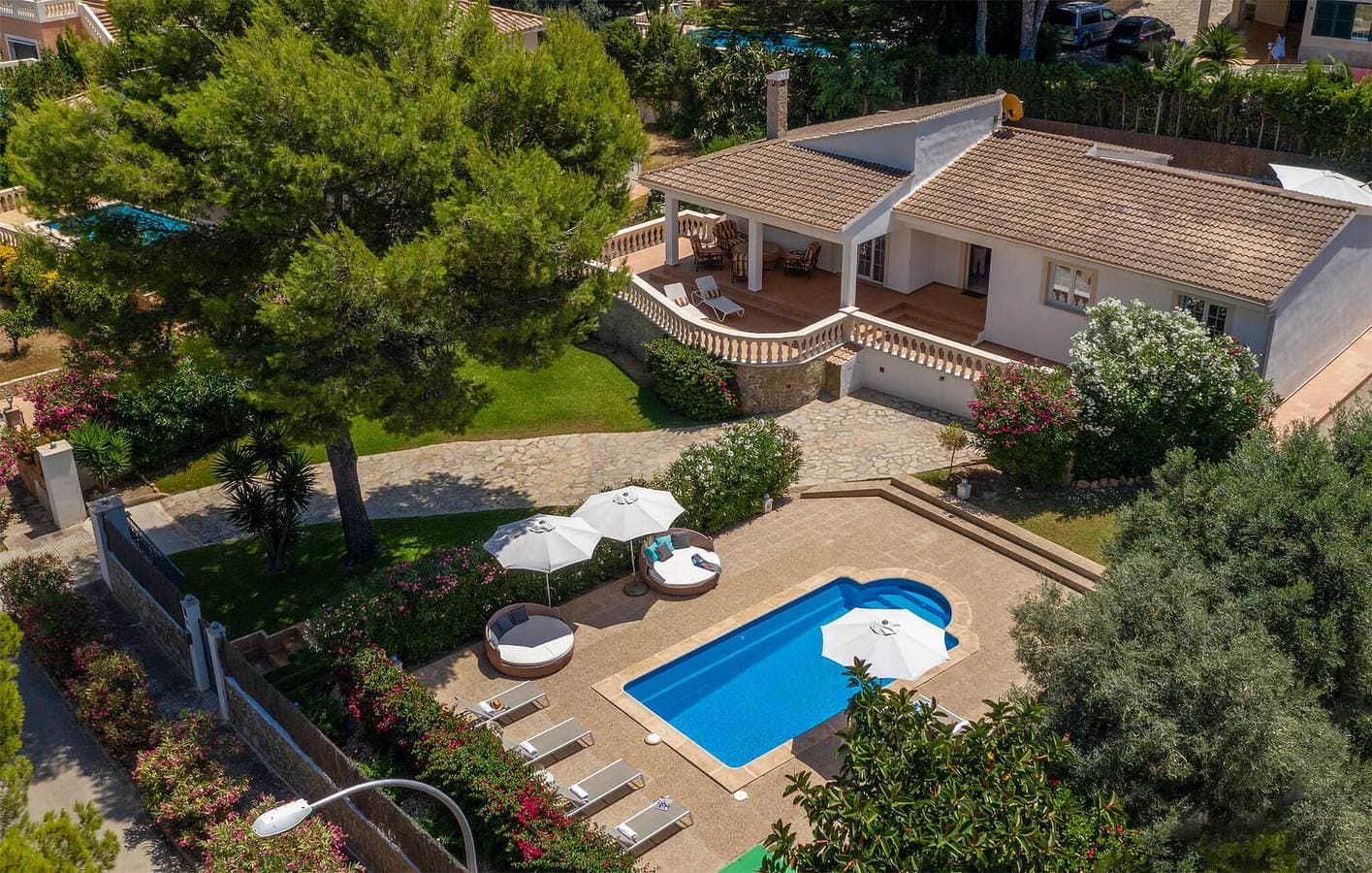 Sonniger Rückzugsort mit Pool- und Strandblick 1