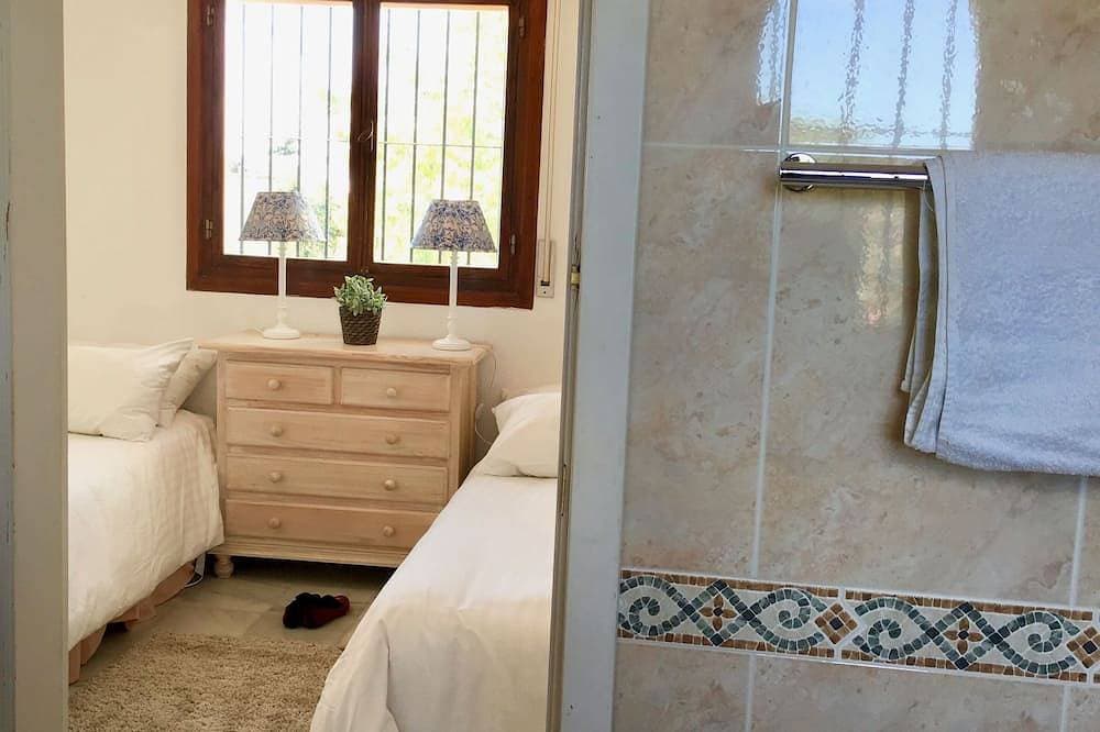 Foto 4 von 23: Geräumige, helle Villa: großer Pool, 3 Schlafzimmer, 3 Bäder, Meerblick
