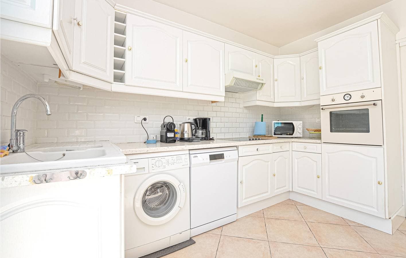 Foto 7 von 23: Moderne 2BR Apartment w / Pool, Parkplatz & Terrasse!