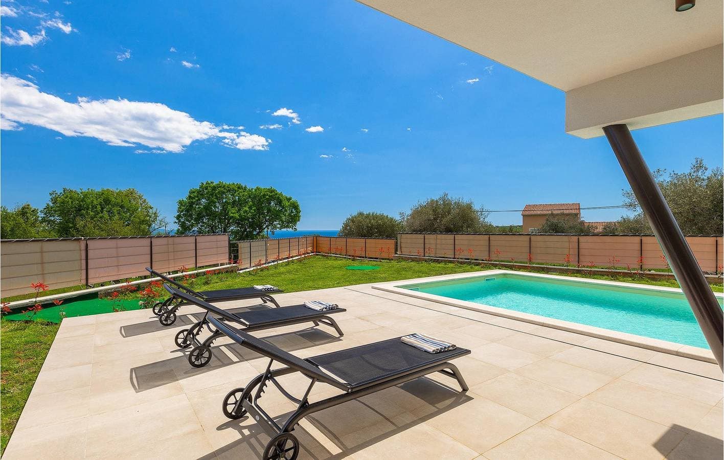 Foto 10 von 53: Modernes Apartment mit 2 Schlafzimmern und Pool in der Nähe des Strandes Duga Uvala