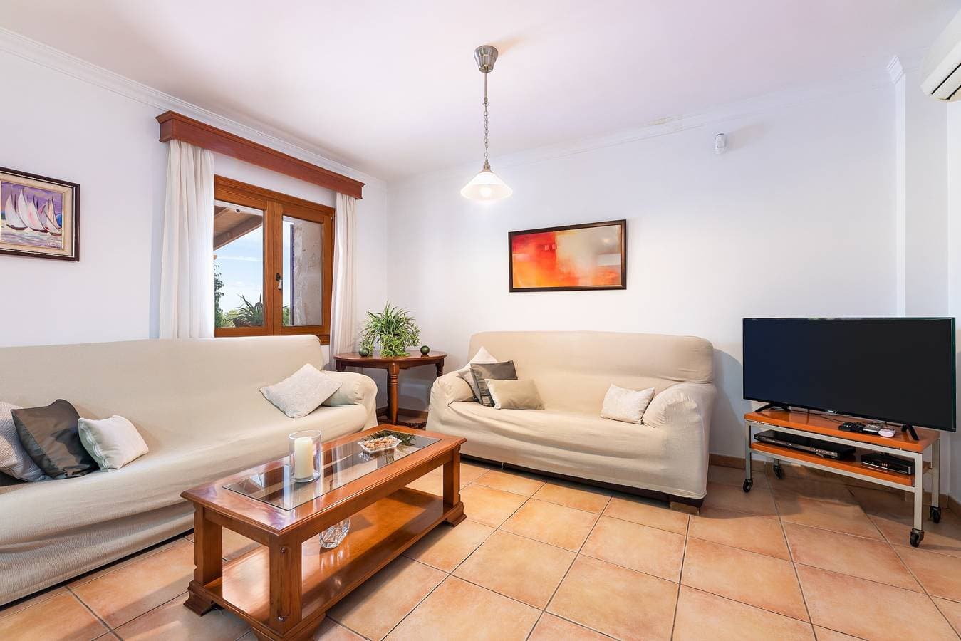 Foto 5 von 26: Villa 'Can Mirló' mit Bergblick, Pool und WLAN