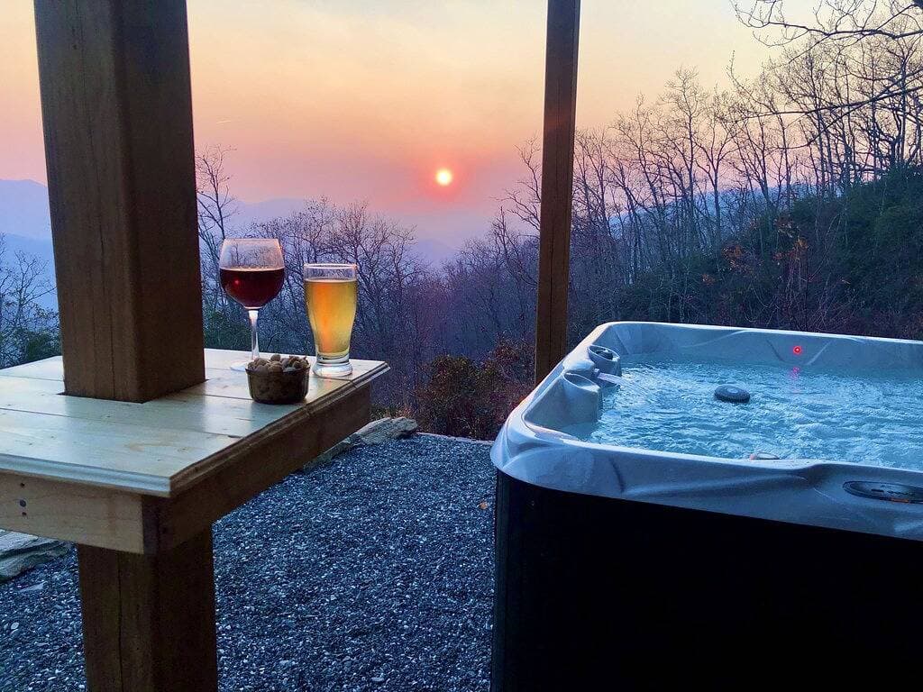 Foto 2 von 49: Awesome Views at High Elevations - 1 bedroom with King bed, 3 bath cabin