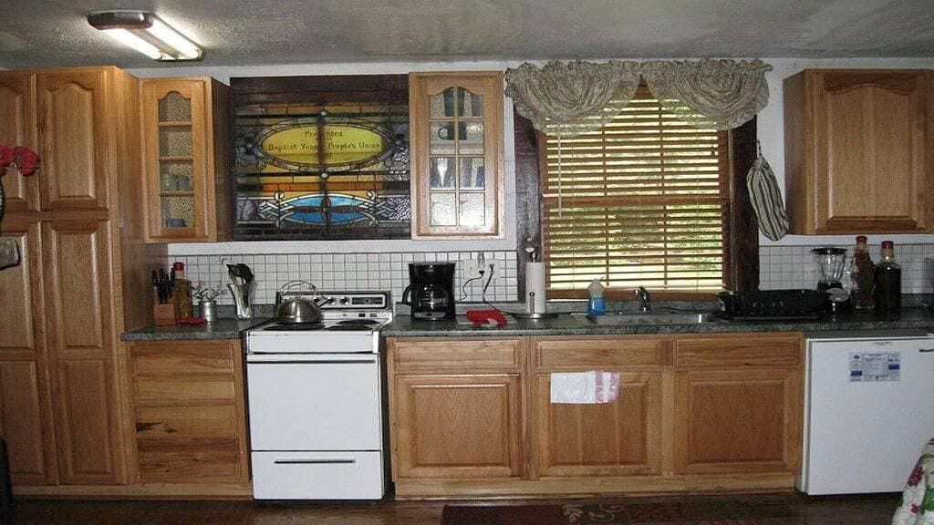 Foto 9 von 15: Rustikale River Cabin, Charming Riverfront, Hottub, 2 Steinkamine, Dock, Ansichten