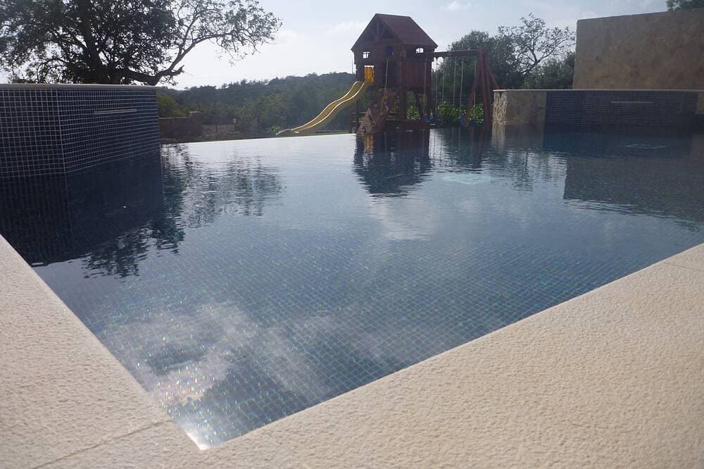Foto 9 von 30: Makellose und luxuriöse moderne Villa mit großem Infinity-Pool und Spa (für 10 Personen)