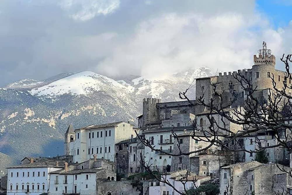 Foto 9 von 14: Experience authentic Abruzzo! Fedora's House in Capestrano, your ideal retreat.