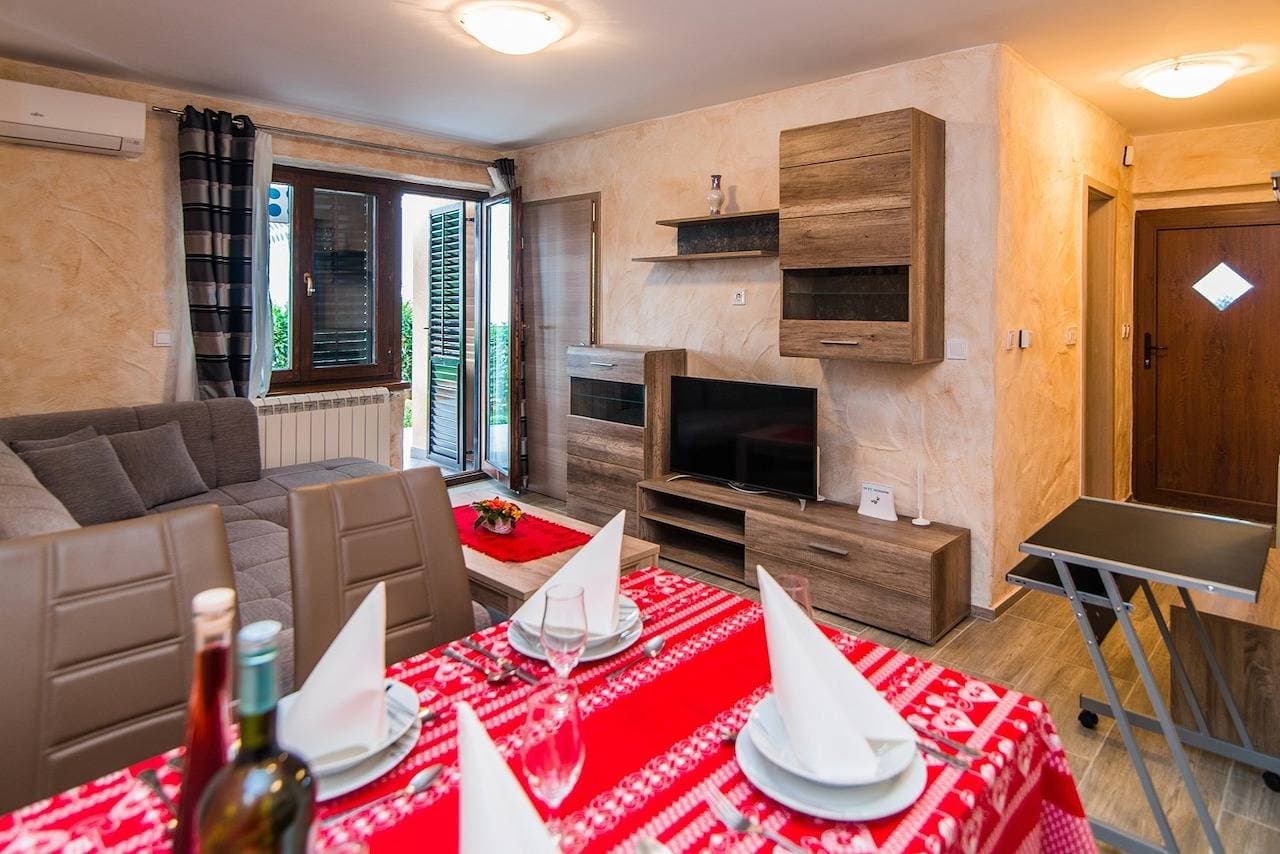 Foto 4 von 25: Modernes Apartment Stela mit Grill, Terrasse, in der Nähe von Porec