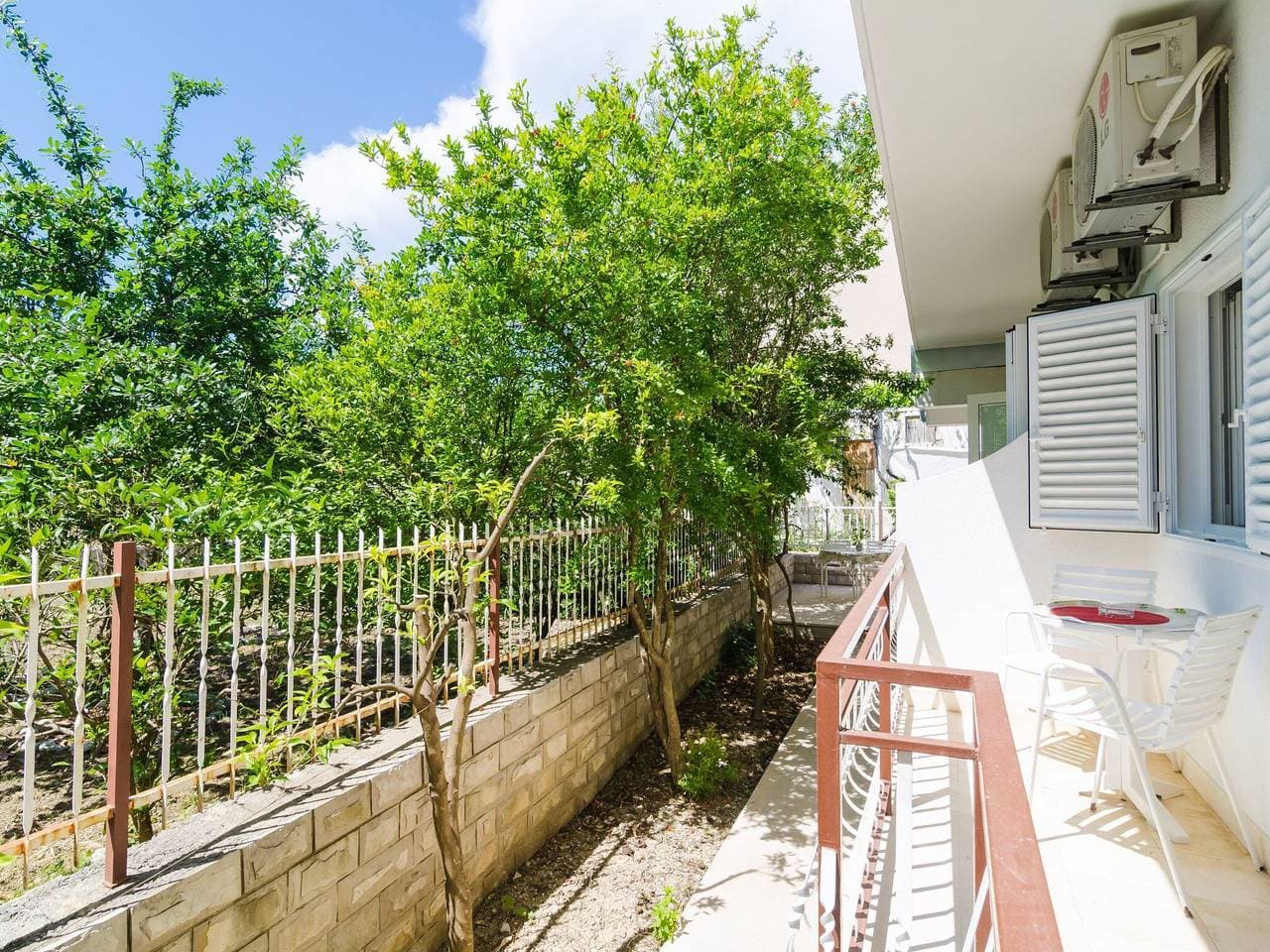 Apartments & Rooms Barišić - Standard Studio Apartment with Balcony and Garden View 1