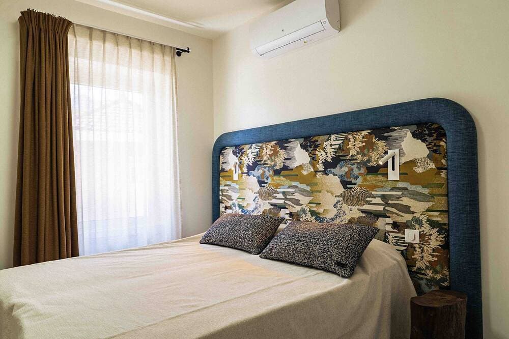 Foto 2 von 30: Villa Mariette, large charming villa with lake view, swimming pool and large garden