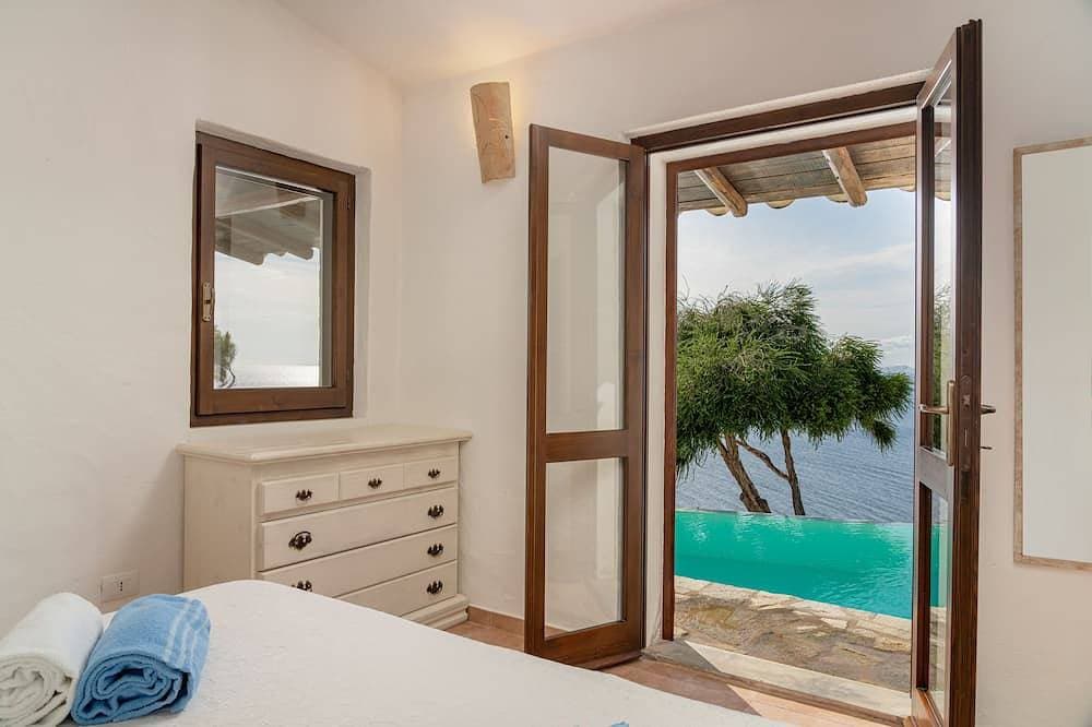 Foto 3 von 30: Villa Myra:offenes Fenster über blauem Meer und unglaublichen Sonnenuntergängen