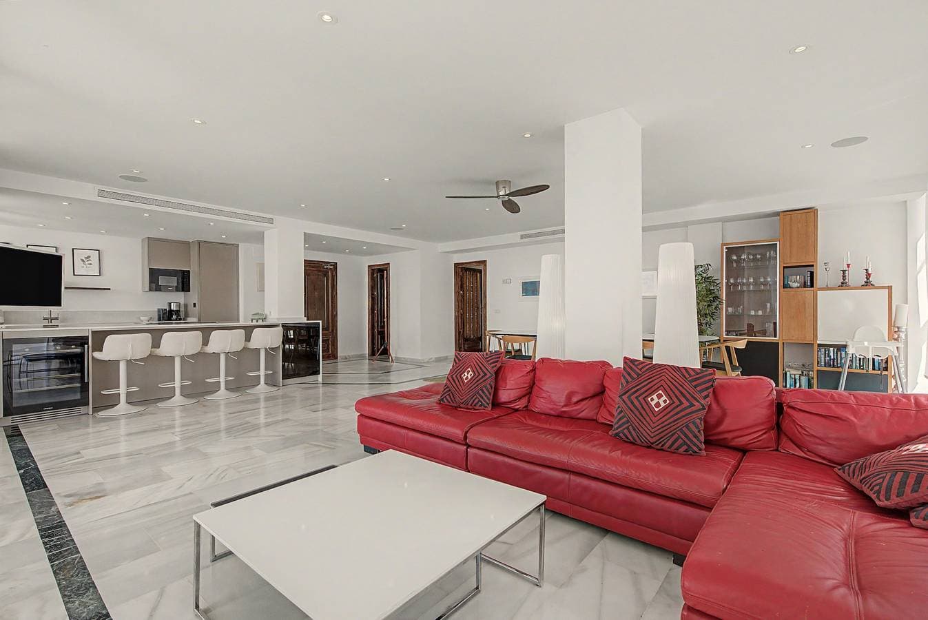 Foto 7 von 36: Einzigartige Strandwohnung mit spektakulärem Meerblick, Pool, WLAN und Terrasse