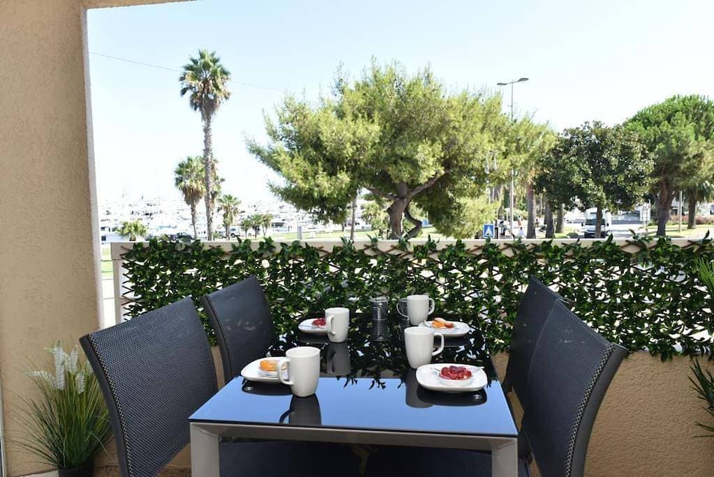 AU PORT - BRAND NEW flat w 1 bedroom, balcony, parking, AC 1