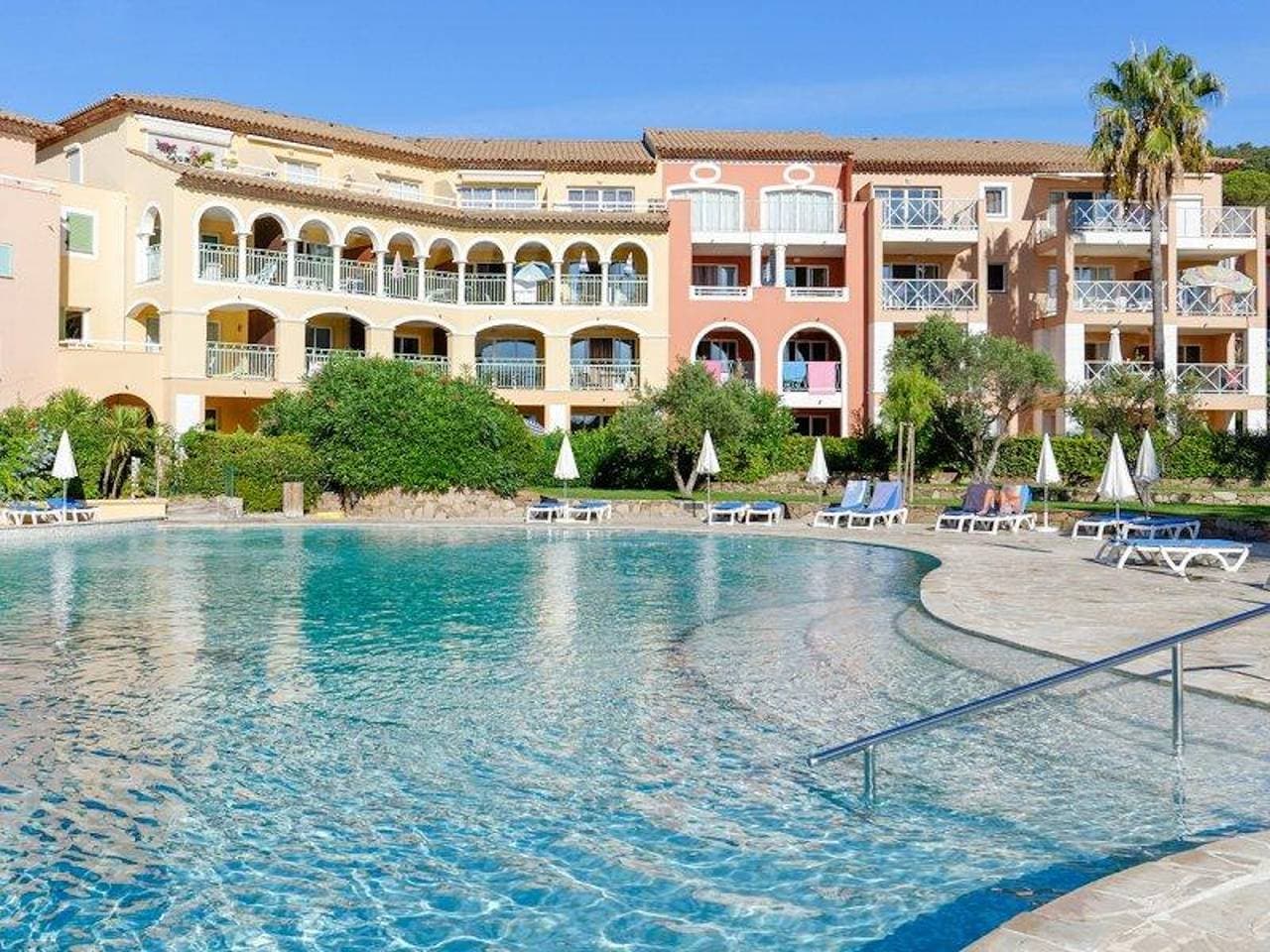 Foto 2 von 58: Apartment mit Pool in Six-Fours-les-Plages 32 m² Meerblick