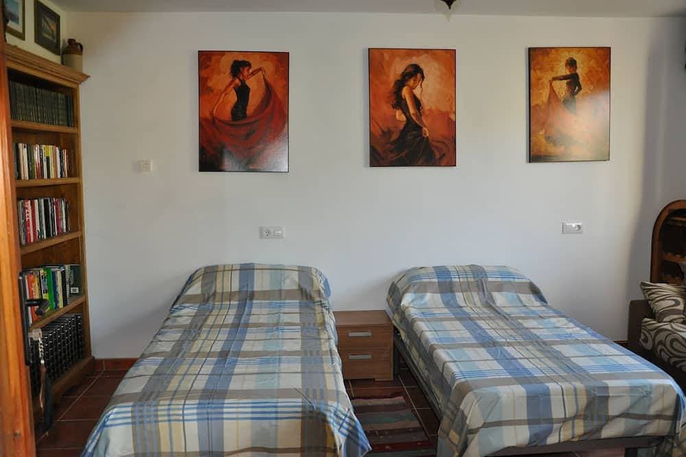 Foto 3 von 22: Ein 2 Schlafzimmer Landhaus mit einem großen privaten Garten und Schwimmbad