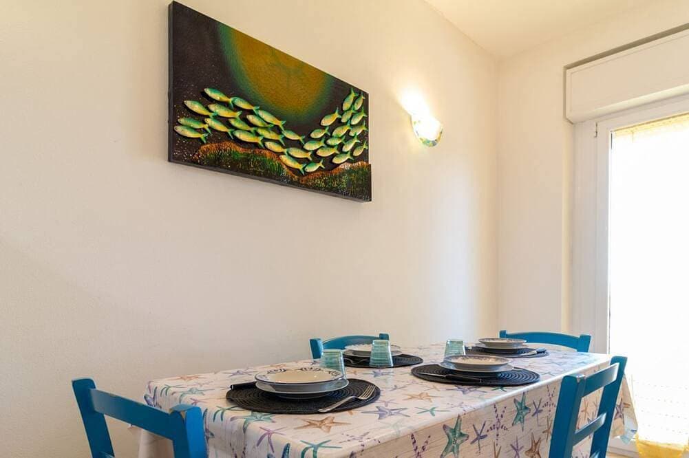 Foto 12 von 22: Diese gemütliche Wohnung befindet sich im Herzen von Torregrande, nur wenige Meter vom Strand entfernt, in einer Wohnanlage direkt am Meer und ist die ideale Lösung für einen entspannten Urlaub auf Sardinien. Die Unterkunft liegt nicht direkt zur Meer