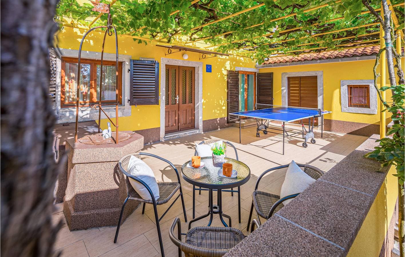 Foto 5 von 34: Geräumige 2-Zimmer-Wohnung mit Pool, WLAN und Parkplatz in der Nähe des Stadtzentrums von Sutivanac