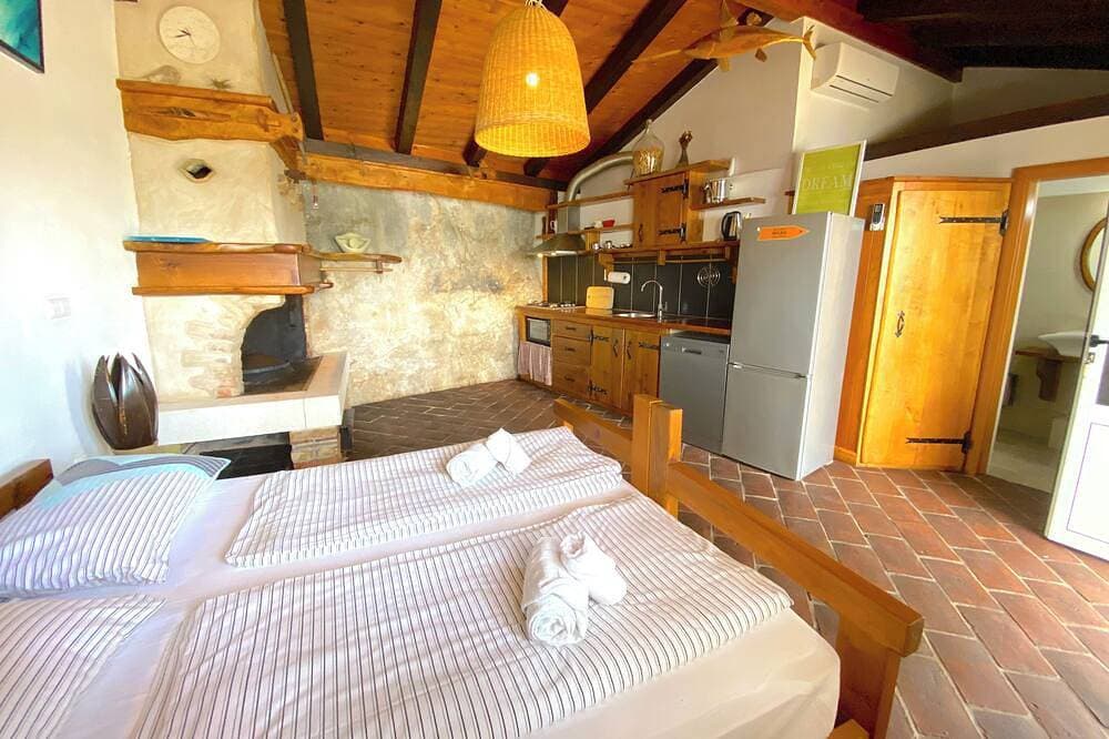 Foto 6 von 16: House for two with a private terrace located directly on the beach, town Hvar