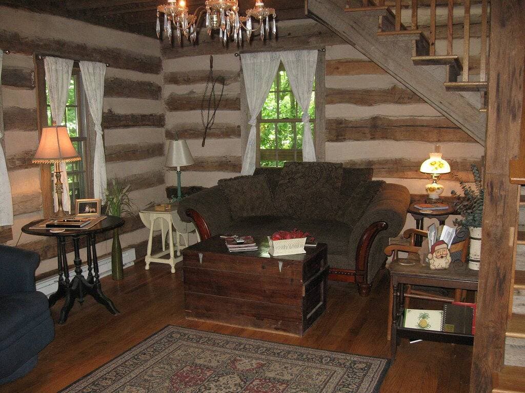 Foto 11 von 32: Vintage River Cabin, Log, Riverfront, Kamin, Dock, Whirlpool, Oberlichter, Charme