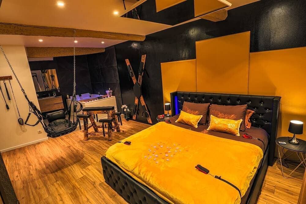 Foto 4 von 11: The bdsm loveroom in Grasse \"The room of desires\"
