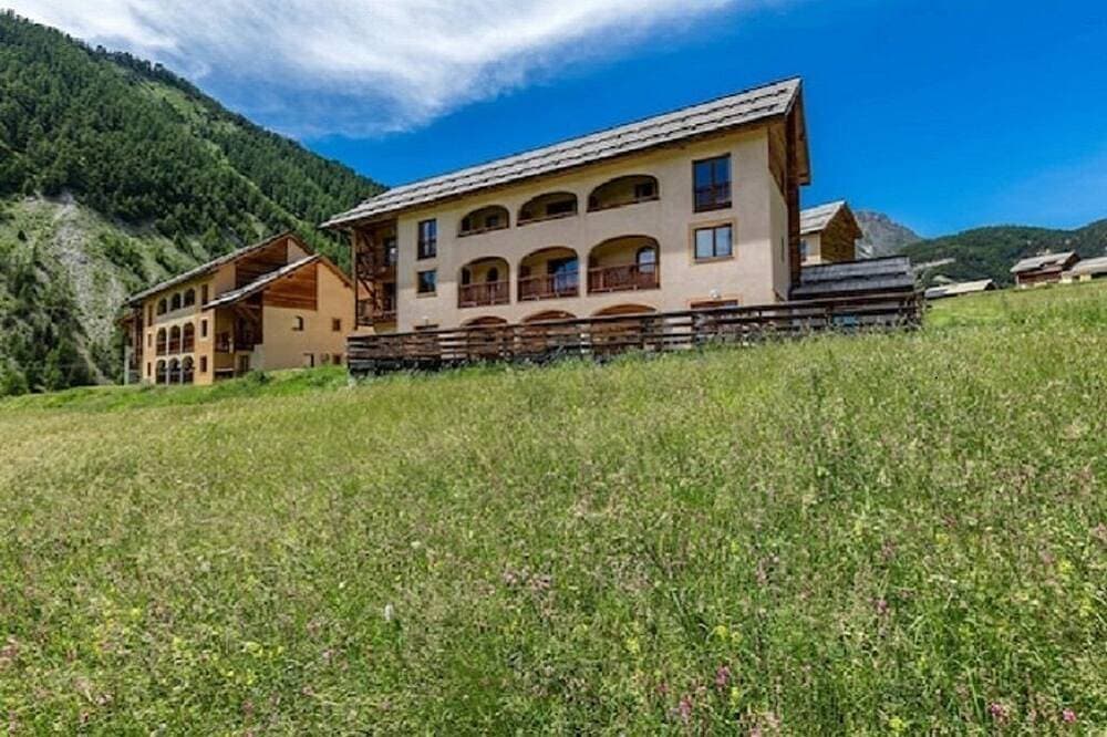 Mountain apartment ⭐️⭐️⭐️ heated pool, ski slopes 100m away. 1