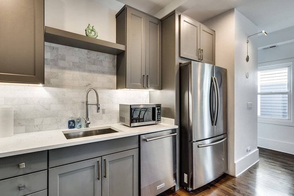 Foto 2 von 17: Old Town Chicago at it's finest! Pet Friendly & Recently Renovated Top-Floor Condo Has Everything You Need for a Perfect Windy City Getaway by AllSet Turnover