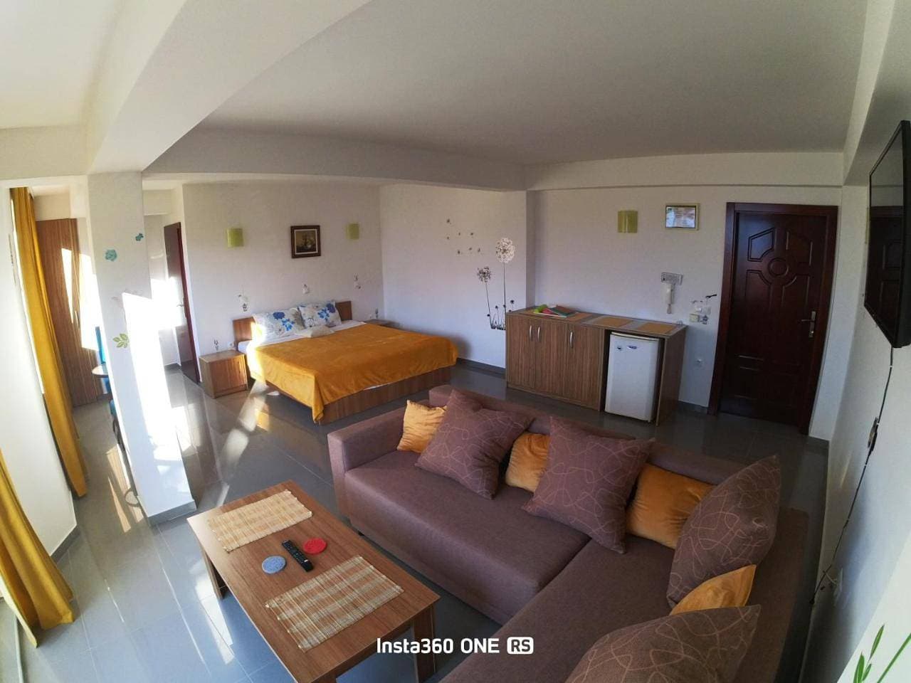 Foto 12 von 23: Family Room with Private Bathroom