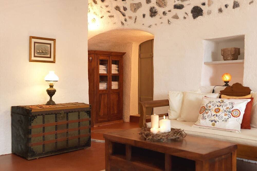 Foto 6 von 26: Charming Santorini Villa | Pori House | 1 Bedroom | Rustic & Traditional Interior | Exo Gonia