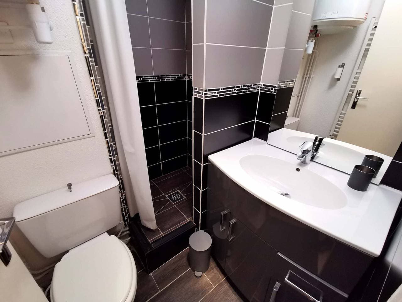 Foto 5 von 11: Renoviertes Studio nahe Zentrum, Balkon und TV