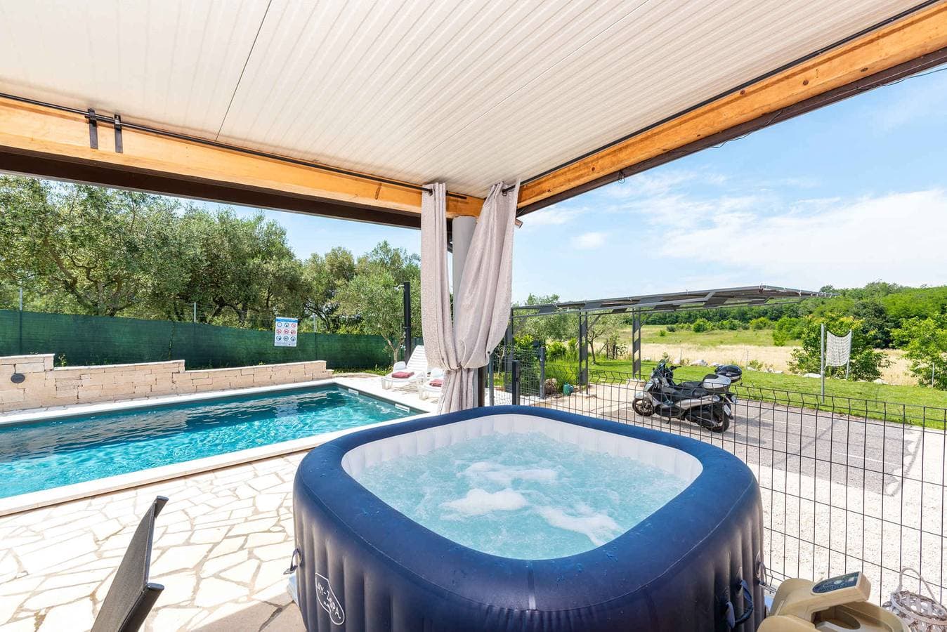 Foto 2 von 40: Villa mit großem Pool und Jacuzzi