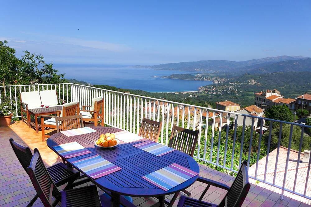 Panoramablick auf das Meer und die Berge, Freistehendes Dorfhaus, 1