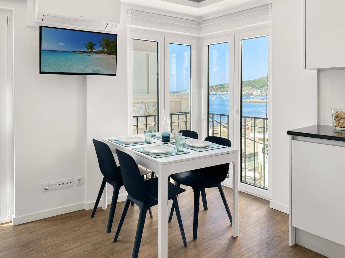 Sea View Apartment, Steps from the Beach, Sesimbra 1