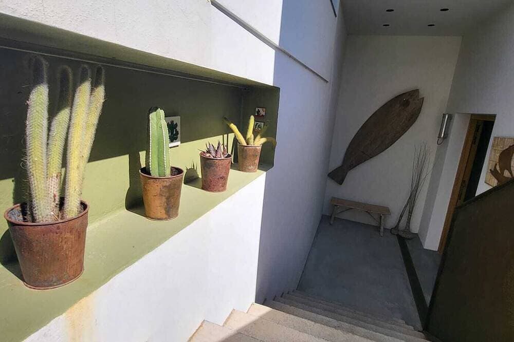 Foto 11 von 30: Neue moderne Villa - Sa Tuna-Ansicht, beheizter Spiegelpool und Klimaanlage